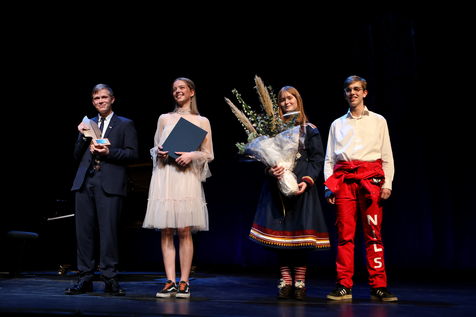 Gaute Eiterjord, Vilja Helle Bøyum, Elise Sørensen og Nils Nerhus Rørstad tok imot Fritt Ord-prisen på vegne av Natur og Ungdom. Foto: Monica Vegstein/Fritt Ord