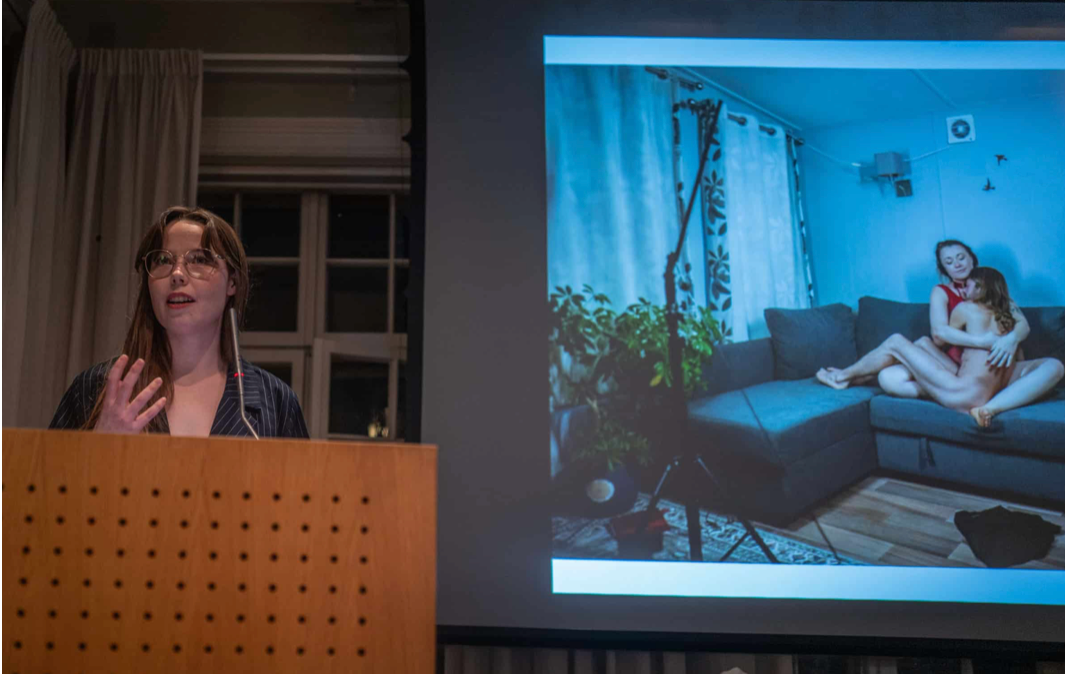 Helene Mariussen presenterer prosjektet sitt på Fritt Ord i mai 2026.