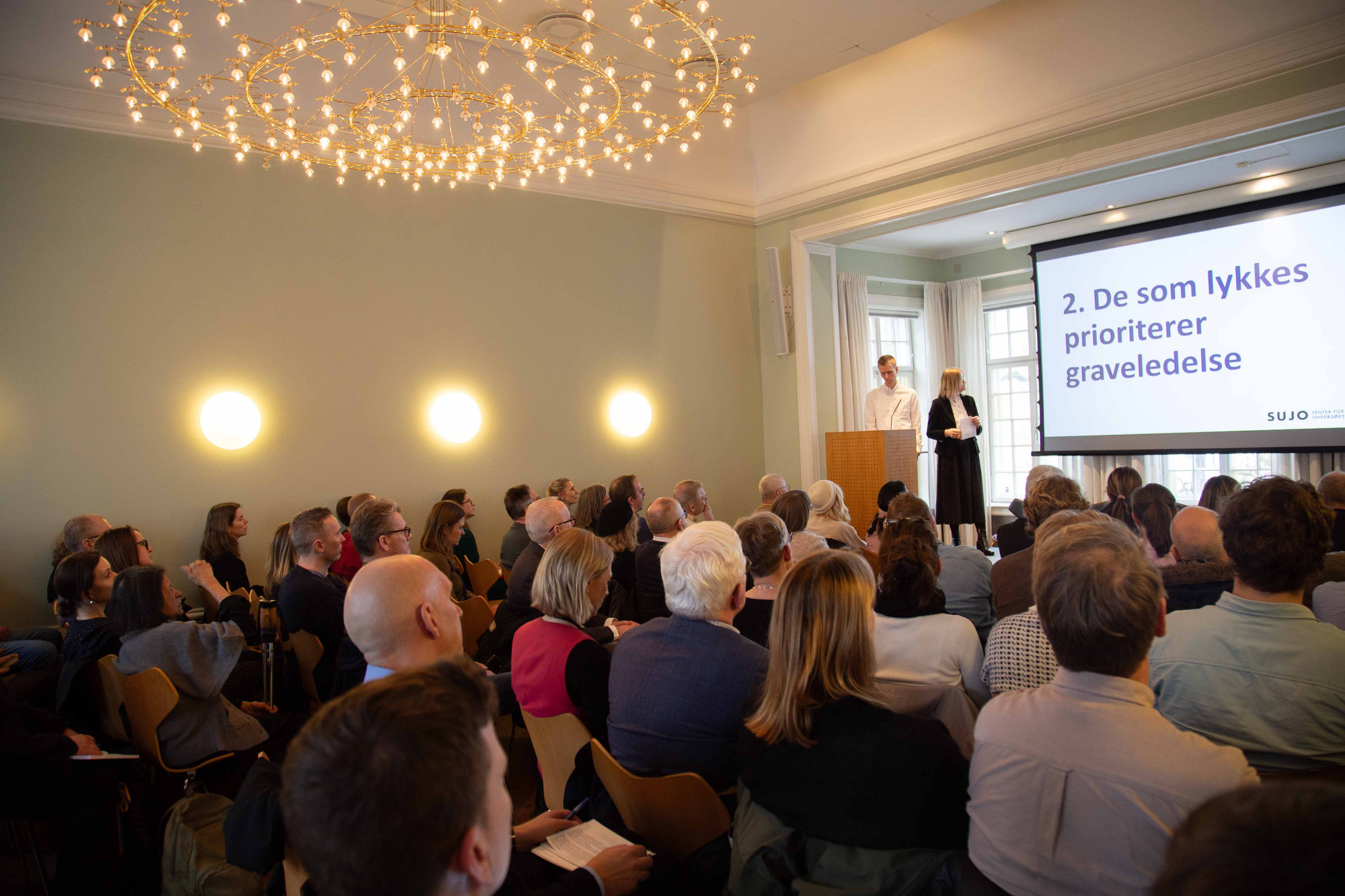 Senterleder Kristine Holmelid og forsker ved SUJO og Universitetet i Bergen (UiB) Fredrik Bjerknes. Foto: Regine Skjærpe Olsen-Hagen for SUJO/Fritt Ord