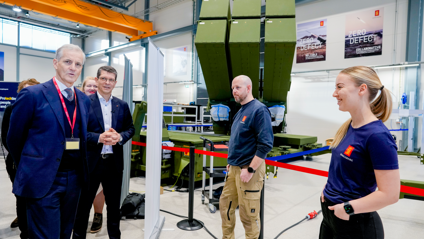 Statsminister Jonas Gahr Støre og konsernsjef i Kongsberg Gruppen, Geir Håøy, foran luftvernsystemet NASAMS under besøk hos Kongsberg Defence & Aerospace i Kongsberg 2023. 