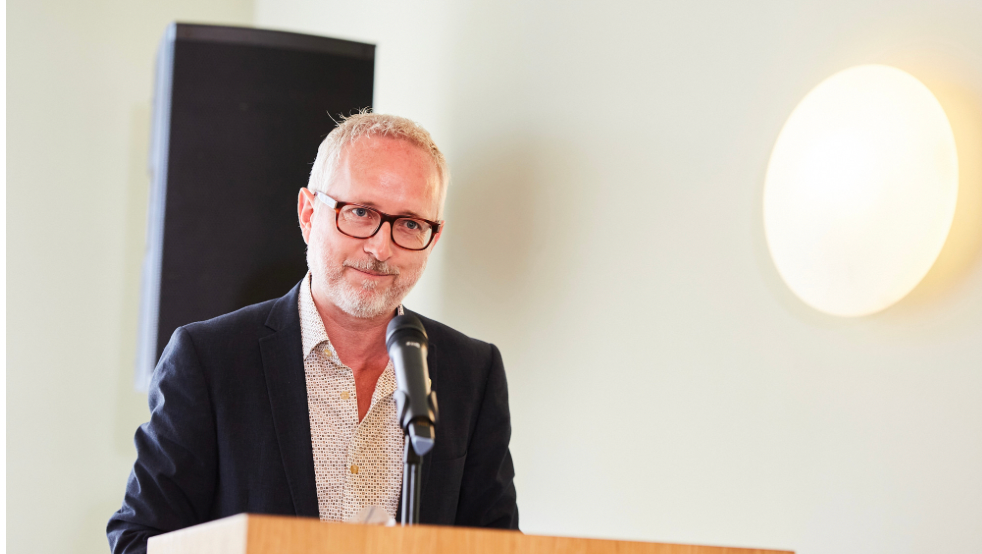 Bård Vegar Solhjell taler ved tildelingen av en Fritt Ords honnør i 2021 