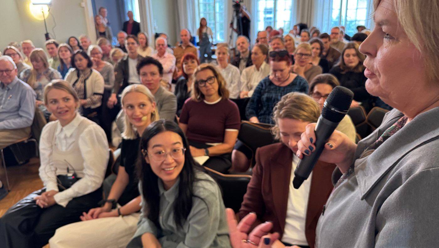 Elin Floberghagen (t.h) i Norsk Presseforbund, Xueqi Pang, journalist i VG (midten første rad) og Malene Augestad og Guro Lindebjerg i Retriever (ytterst første rad) deltar i diskusjonen om rapporten.