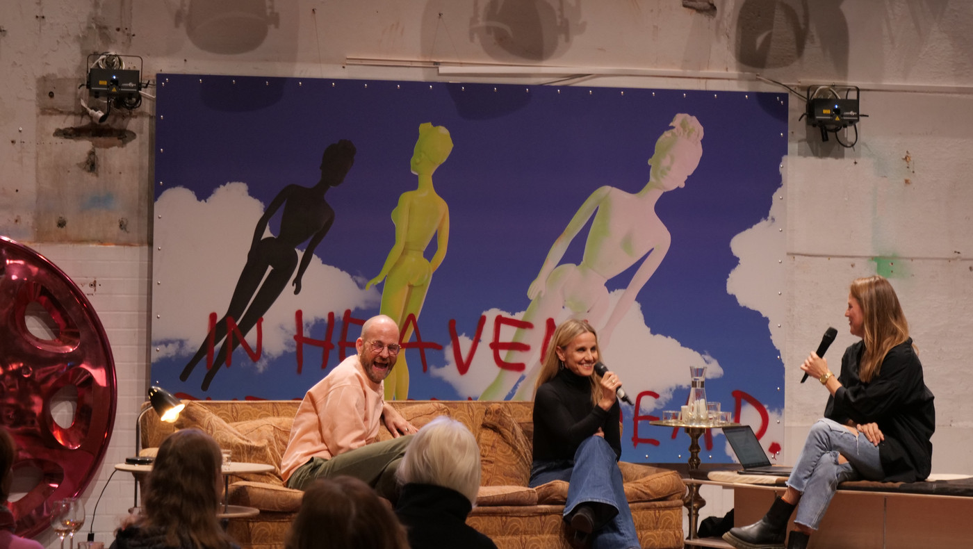 Kunst rett Vest med Mona Pahle Bjerke og Marius Moldvær i 2023. Programleder Cecilie Tyri Holt t.h.