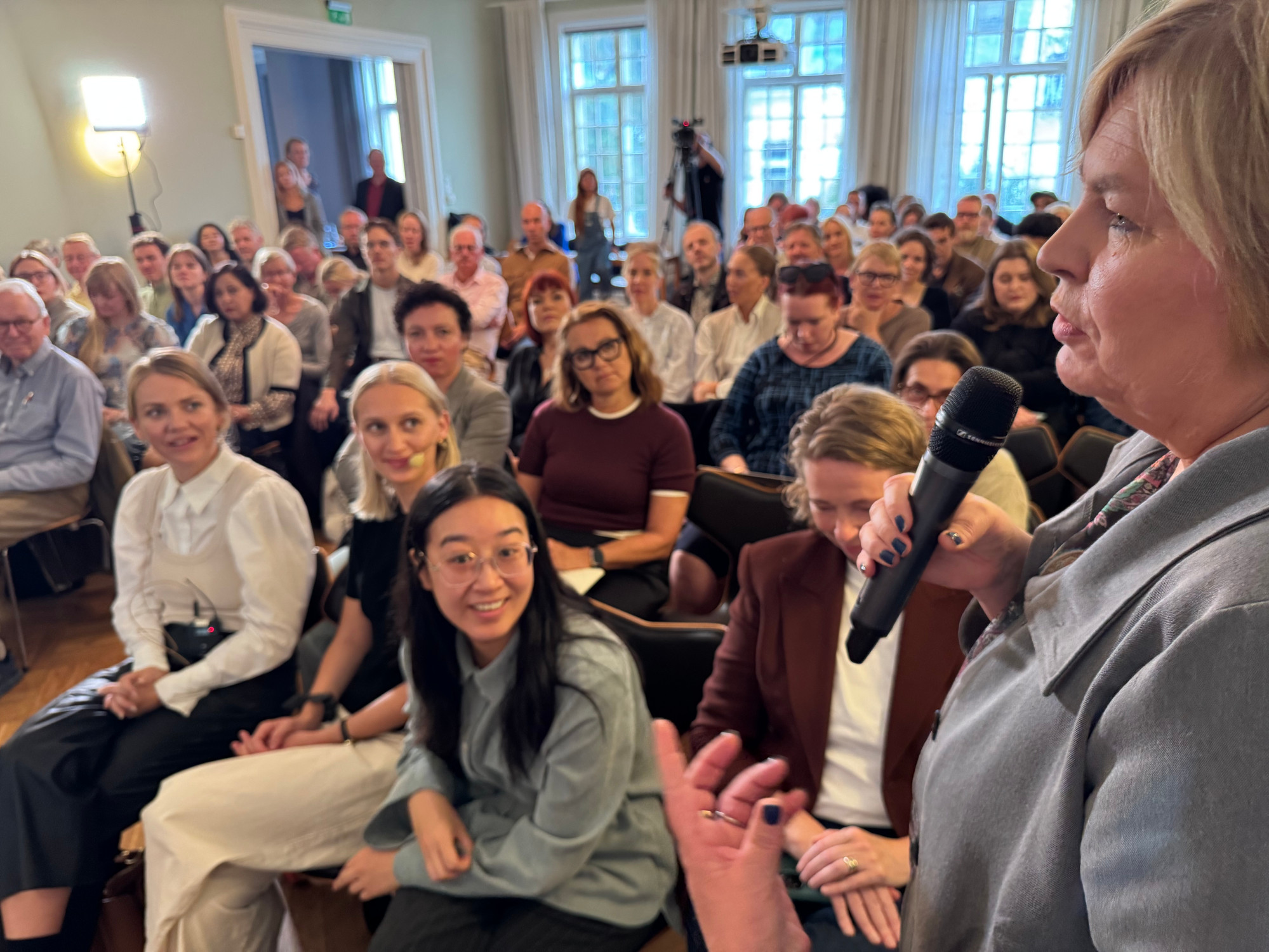 Elin Floberghagen (t.h) i Norsk Presseforbund, Xueqi Pang, journalist i VG (midten første rad) og Malene Augestad og Guro Lindebjerg i Retriever (ytterst første rad) deltar i diskusjonen om rapporten.