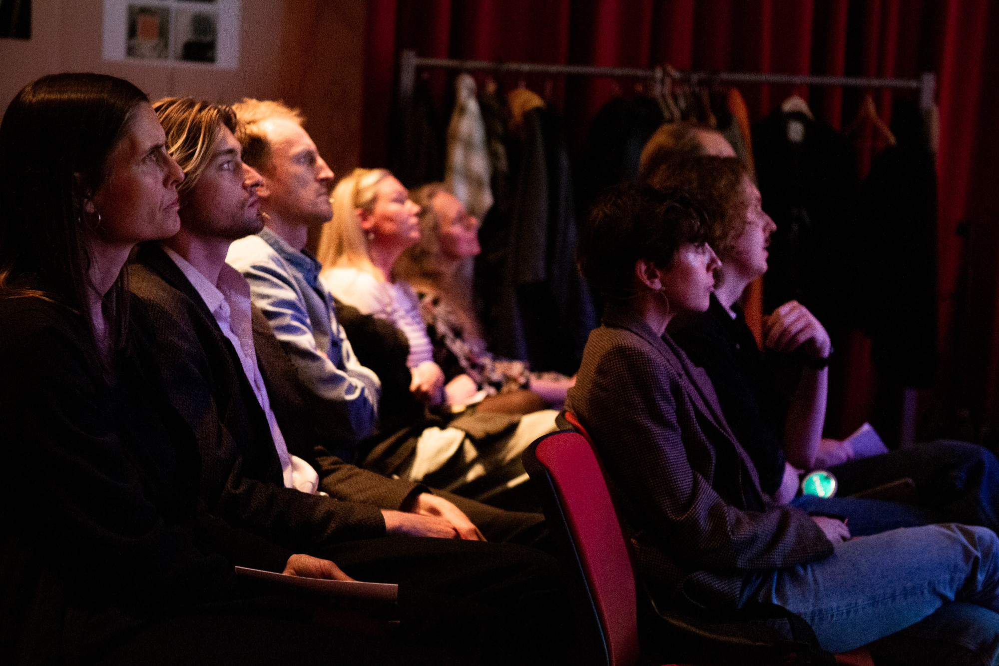 Fotografer og redaktører i NJP #6 sitter benket på lanseringen av utgaven torsdag 12. oktober 2023.