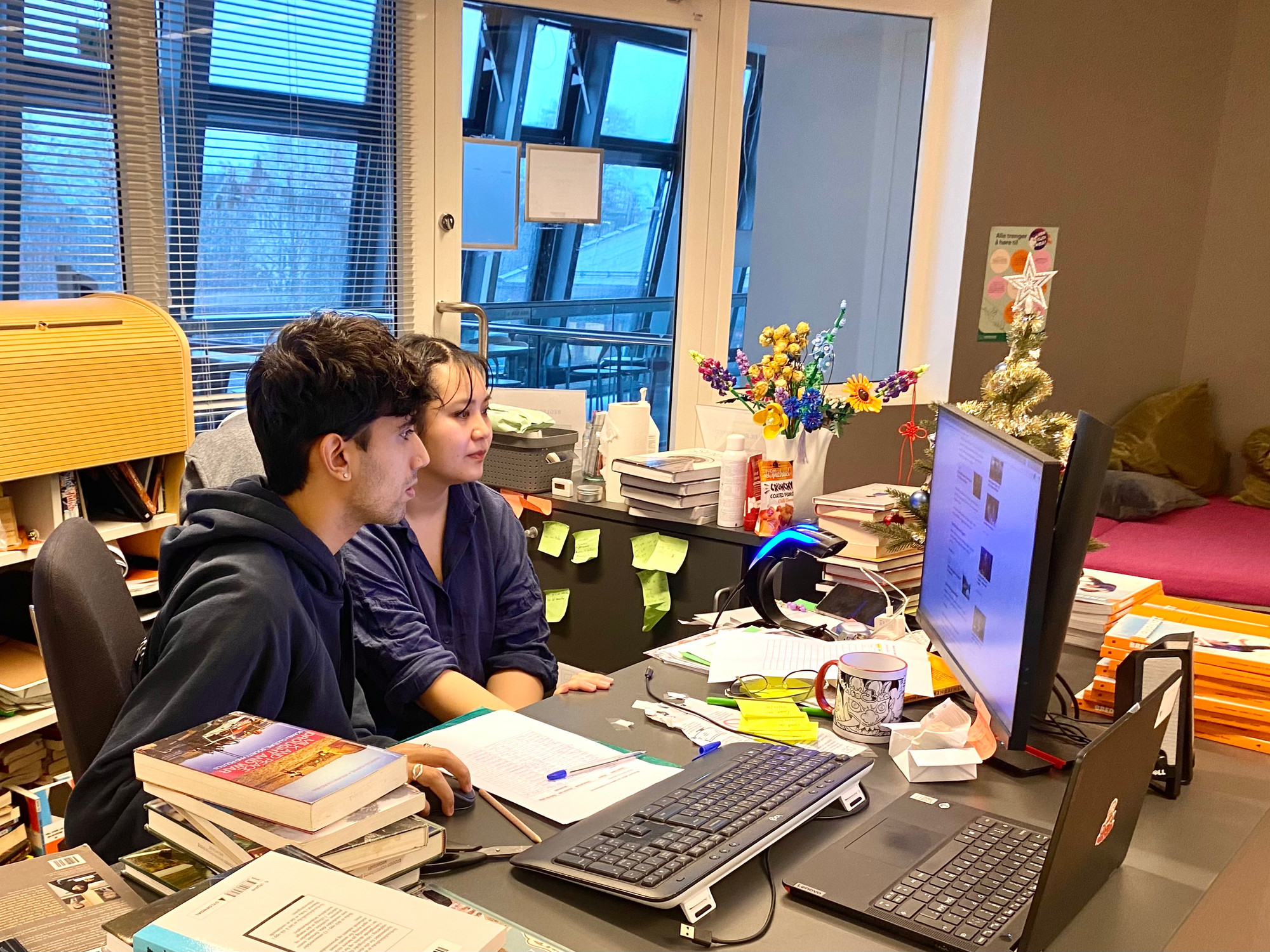 Skolebibliotekar Lan Phuong Le og elev driver kildesøk utenfor biblioteket i lokalene til Stovner Ung.