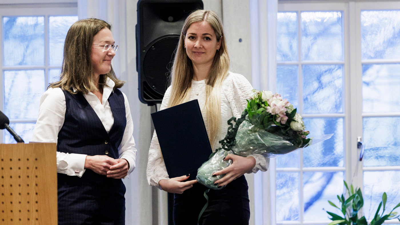 Anine Kierulf, nestleder i Fritt Ords styre, og prisvinner Lisanne Dijkstra. Foto: Adrian Nielsen