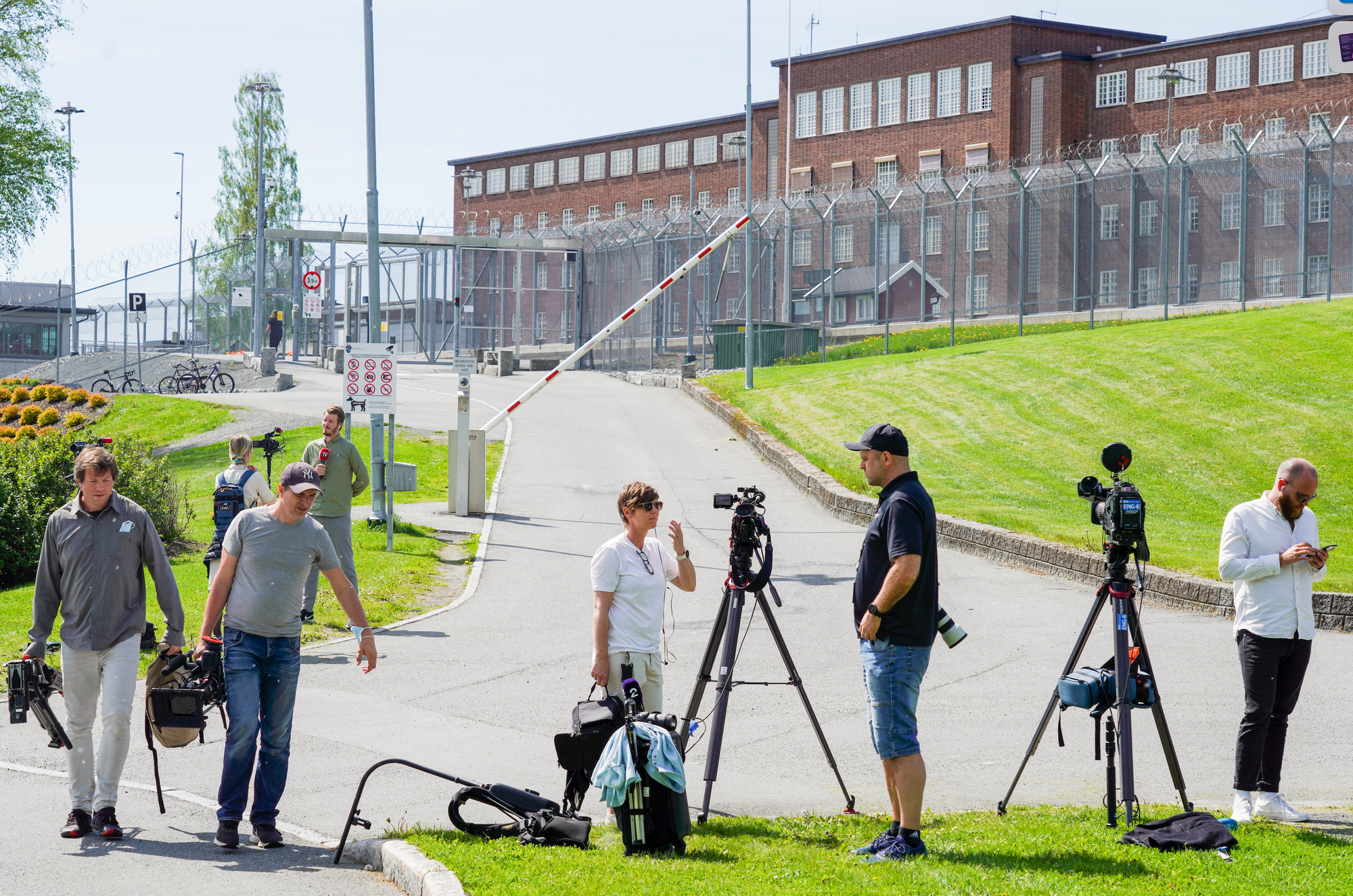  Media står utenfor Ila fengsel. 