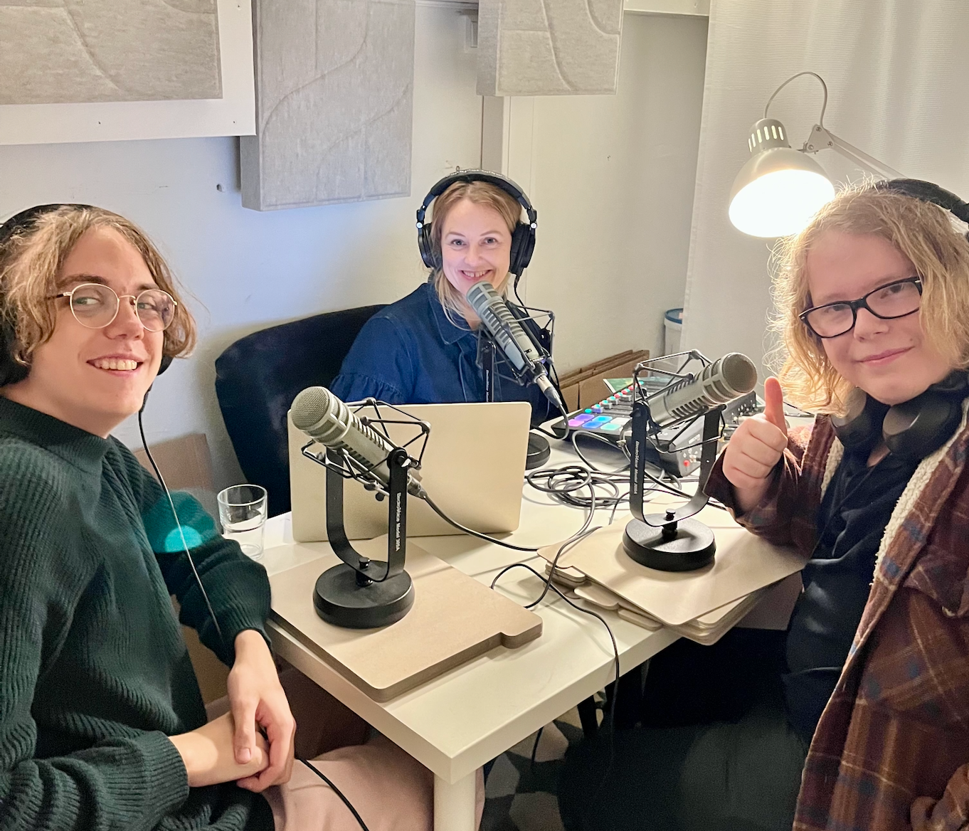 17-åringene Mathias Rein Gullaksen og Bjørk Myklebust-Mogen fra tidsskriftet Stikling i studio med programleder Silje Heggren 