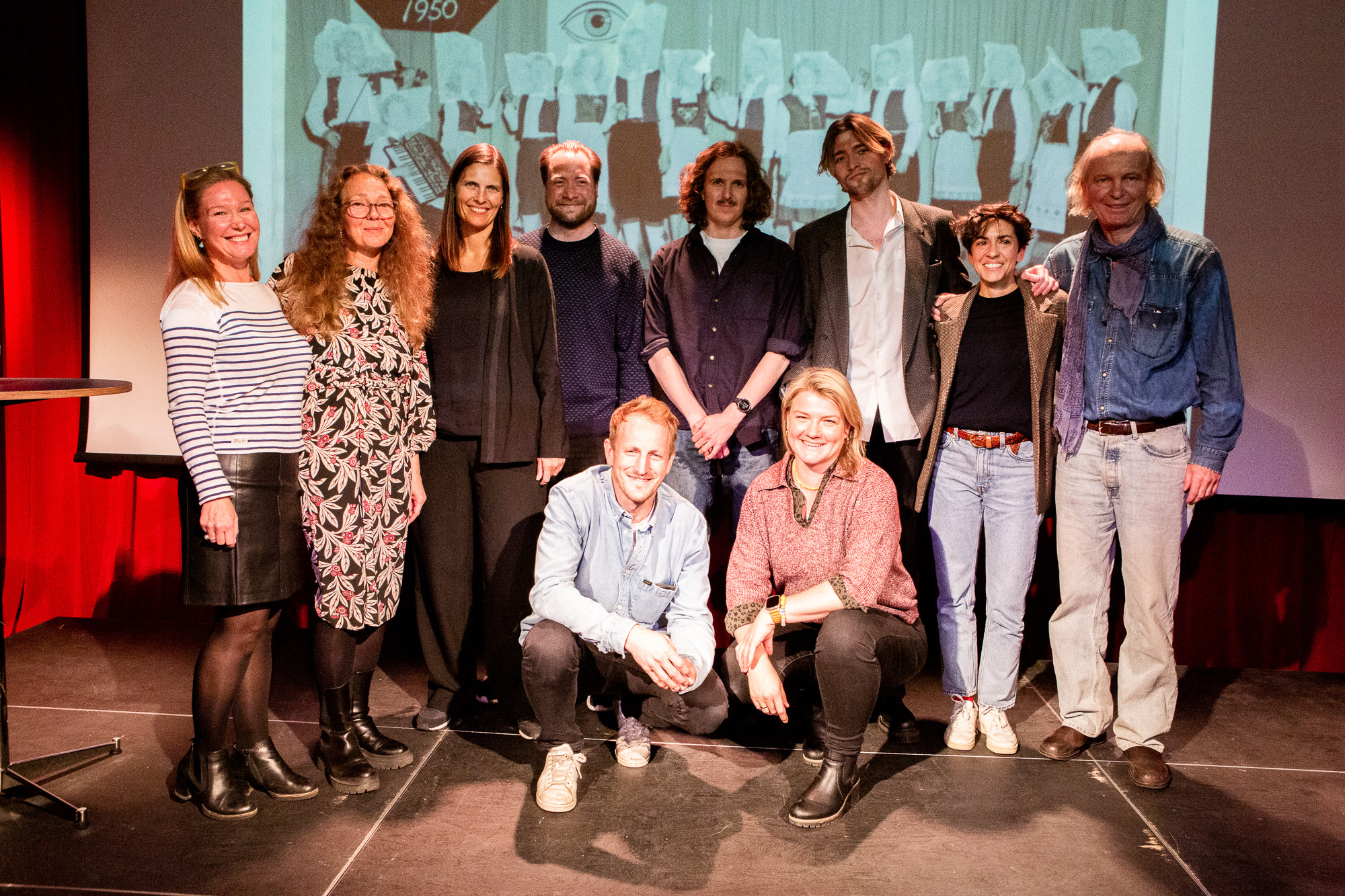 Fra venstre: Laara Matsen, Bente Roalsvig, Erle Kyllingmark, Matthis Kleeb, Lars Martin Hunstad, Simen Ulvestad, Giulia Mangione og Rune Eraker. foran: Jo Straube, Hilde Honerud