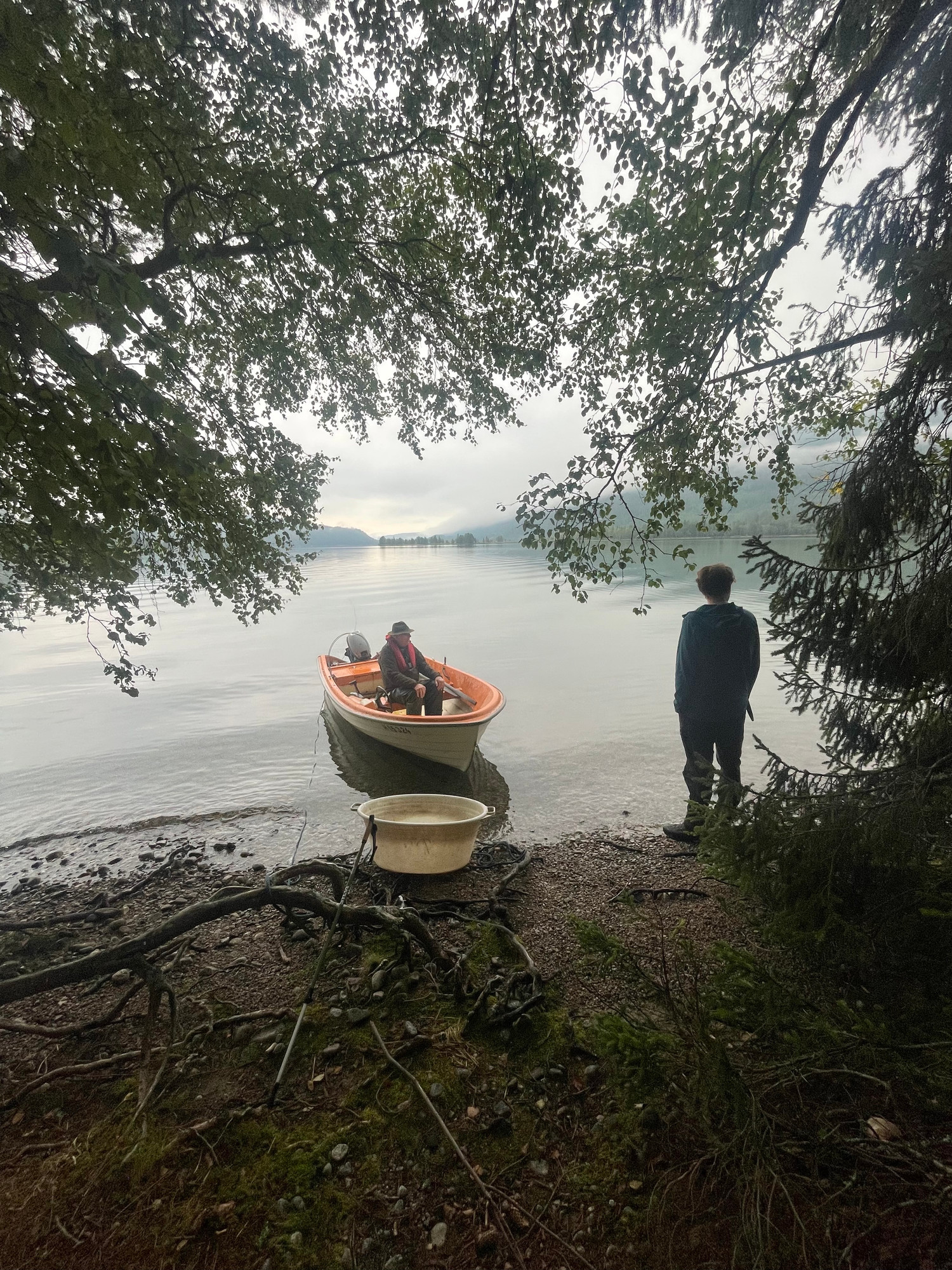 Mann ved fjellvann
