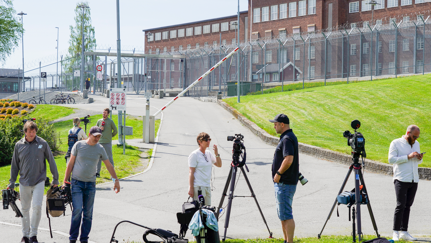  Media står utenfor Ila fengsel. 