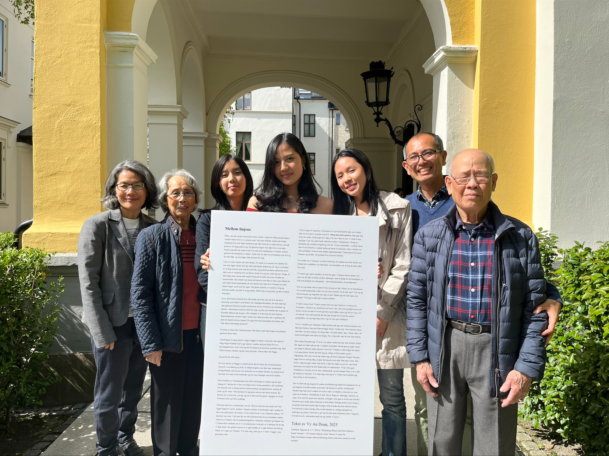 Vy An Doan (midten) med medlemmer av familien sin som hun skrev essay om. 