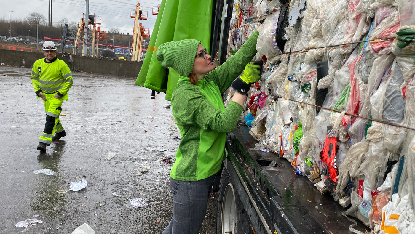 Bring-sjåføren Agnieszka Walasek som laster ferdigsortert plastavfall 