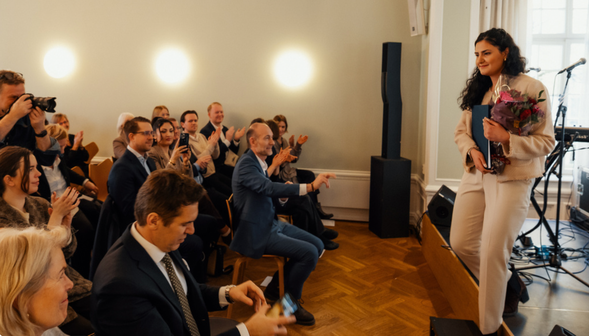 Sarah Gaulin kommer ned fra talerstolen, 18. februar 2025. Foto: Ilja C. Hendel for Fritt Ord