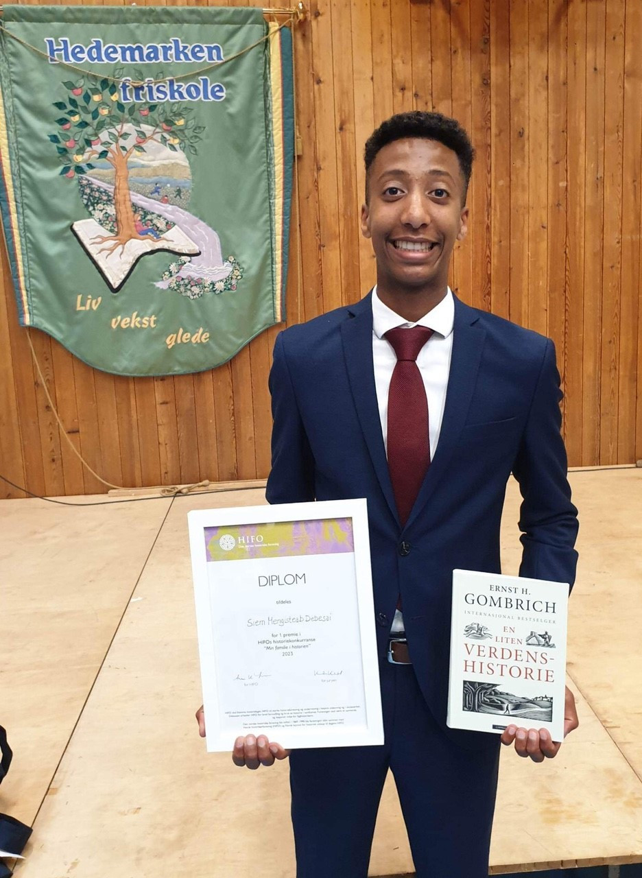 Siem Mengisteab Debesai med diplom.