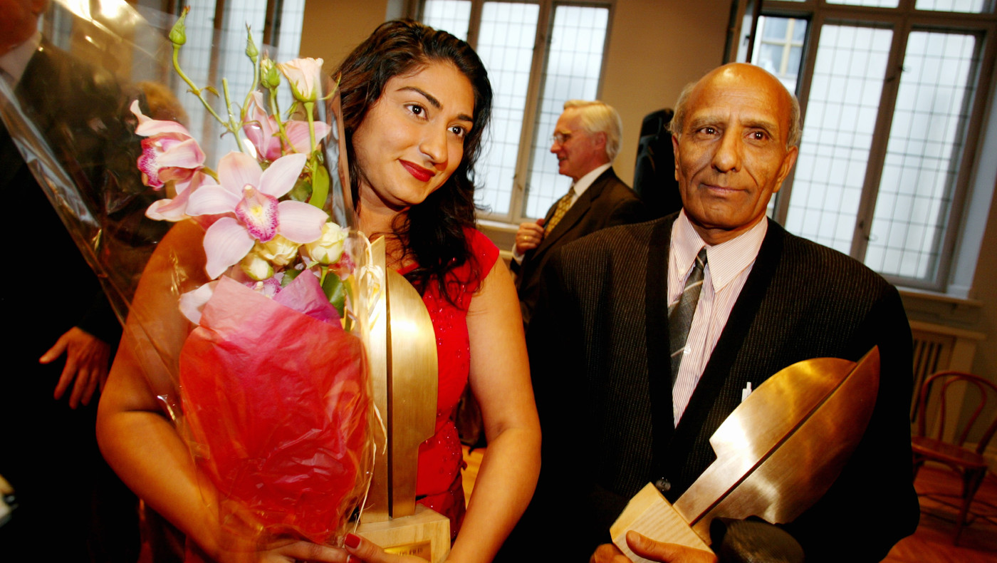 Aslam Ahsan og Shabana Rehman mottar Fritt Ords Pris 2002. I bakgrunnen styreleder Francis Sejersted. 