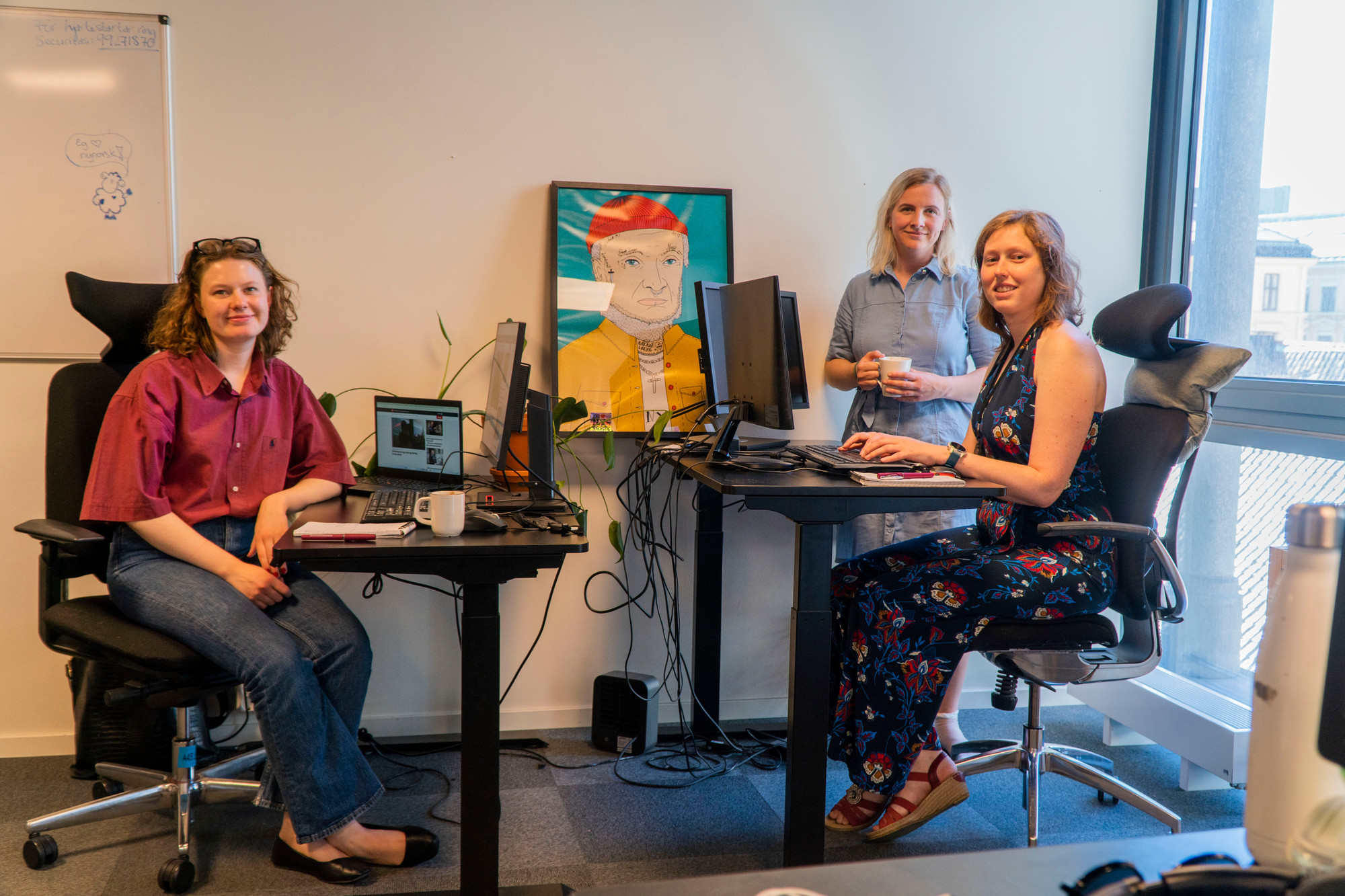 F.v. Sommervikar Signe Gjeraker, journalist Åshild Slåen og redaktør Andrea Rygg Nøttveit (bak). Foto: Oda Sundgot