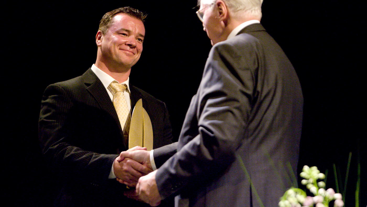 Styreleder i Fritt Ord, Francis Sejersted (t.h.) overrekker Fritt Ords Pris for 2008 til Per-Yngve Monsen 