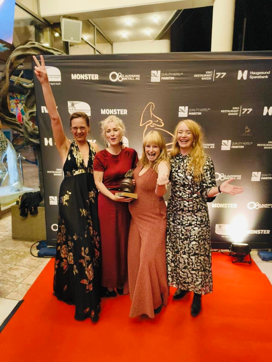 Foto: Monica Strømdahl (t.v) med filmteamet på Amanada-utdelingen
