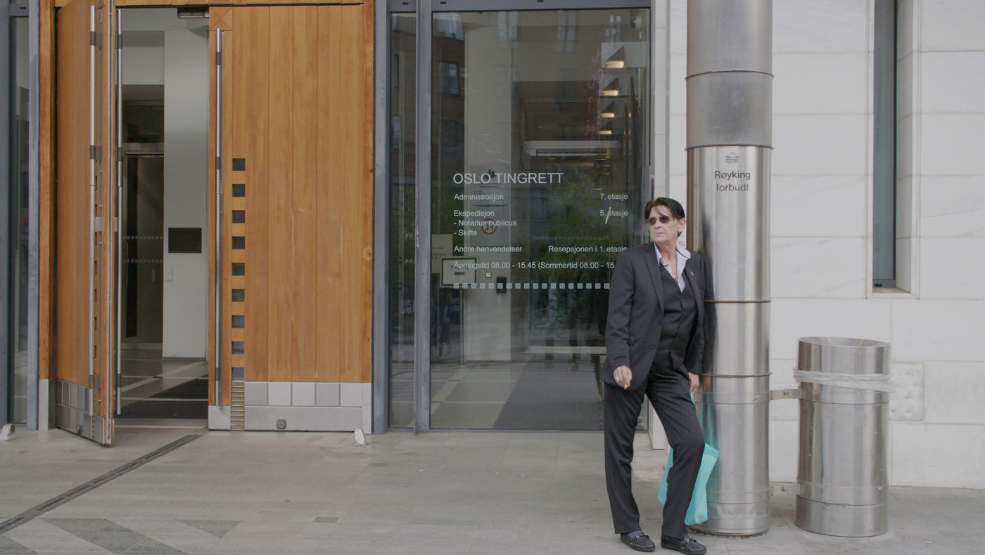 Marianne Evensen ble anmeldt av NAV for grov trygdesvindel i 2017,  grunnet regelmessige besøk hos kona i Danmark. 