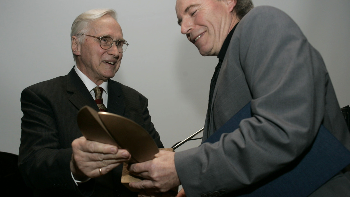 Fritt Ords Pris overrekkes Terje Tvedt av Francis Sejersted (t.v.). Foto: Stian Lysberg Solum / NTB