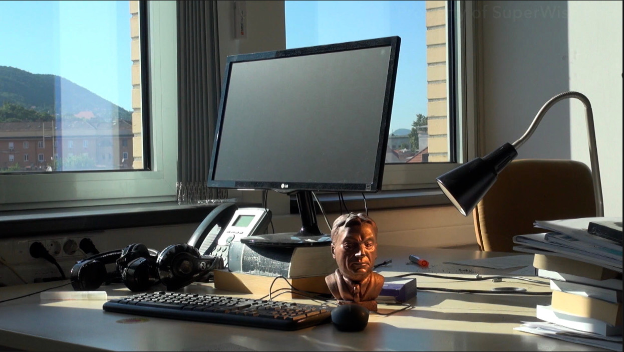 Fra dokumentaren 80 Angry Journalists. (På skrivebordet – byste av Viktor Orban). 