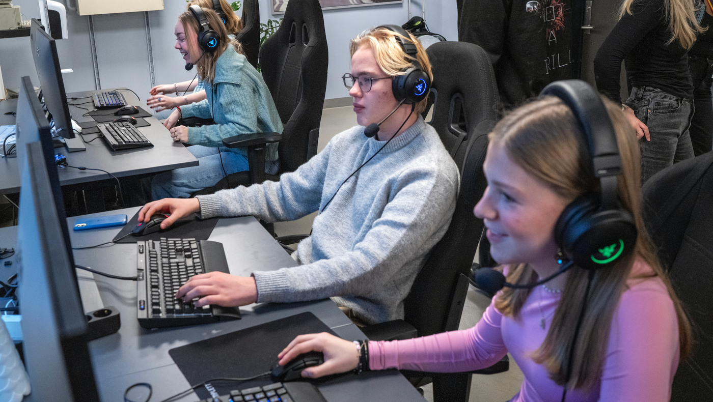 Skolelever spiller dataspill