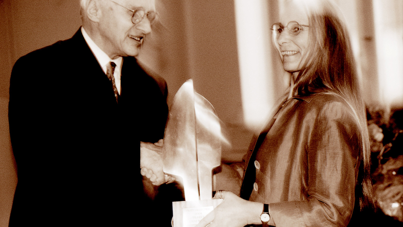 Unni Wikan mottar prisen fra Francis Sejersted. 